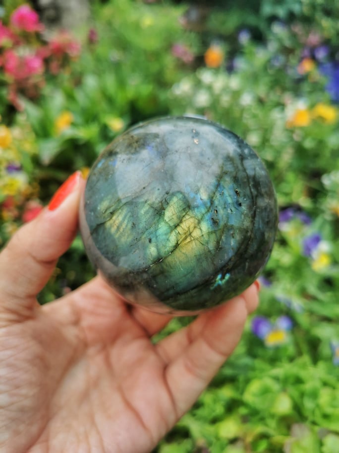 Labradorite sphere 68mm (1)